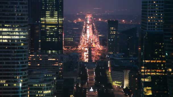 Axe historique, passant du centre de Paris à l'ouest, de nuit . — Video