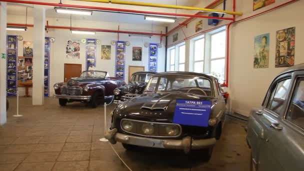 Retro auto's in museum van film studio mosfilm — Stockvideo