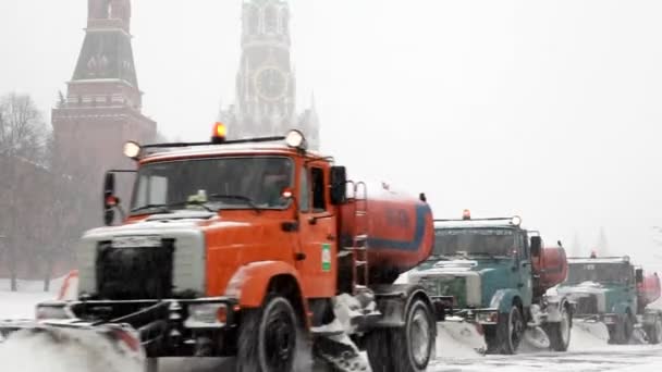 Unità municipali con aratri rimuovere nevicate vicino al Cremlino — Video Stock