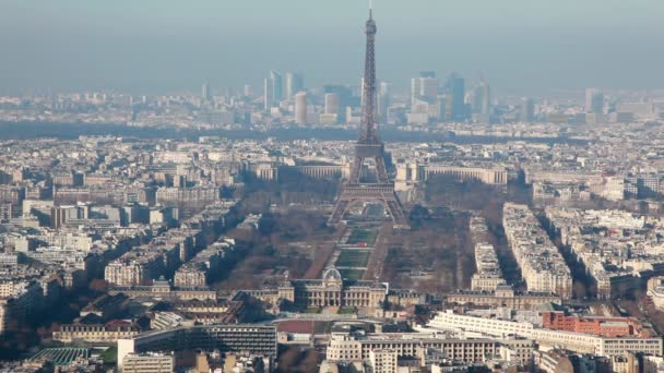 Torre Eiffel no meio de edifícios antigos e novos cidade de Paris — Vídeo de Stock