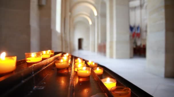 Velas iluminadas em copos de vidro na mesa — Vídeo de Stock