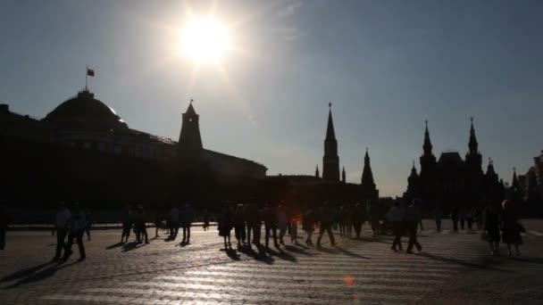 Red Square silhouette view against sun with tourists — Stock Video