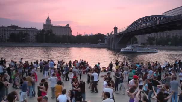 People dance on embankment of Moscow river — Stock Video