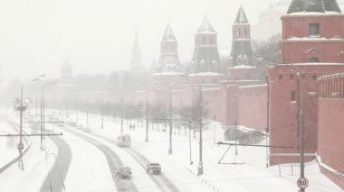 Moskova kremlin yakınındaki Caddesi'ndeki trafik