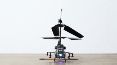 oyuncak helikopter geçerli, destekleyici slayt delik başarısız, o aşağı düşüyor ve durur