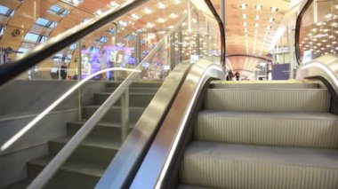 büyük salonda yükselterek yürüyen merdiven, merdiven paris Havaalanı