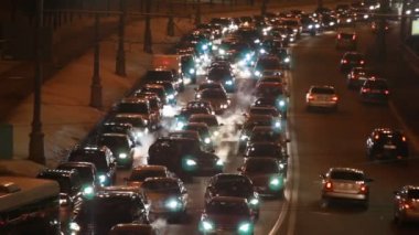 Otomobil zor trafikte şehir karlı sokağa geceleri jam.