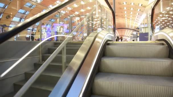 Pasos de escaleras mecánicas, levantamiento en gran hall aeropuerto de París — Vídeos de Stock