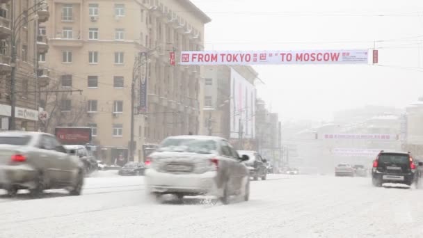 Coches en el anillo de Sadovoe nevado — Vídeos de Stock