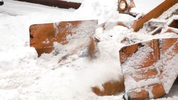 Máquina de remoção de neve municipal agarra neve da rua — Vídeo de Stock