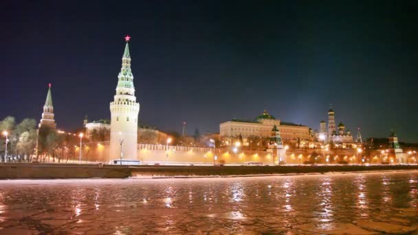 Panorama de las torres del Kremlin, el río y los coches en carretera en Moscú — Vídeos de Stock