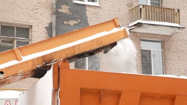 Муніципальна машина для видалення снігу завантажує сніг у смітник — стокове відео