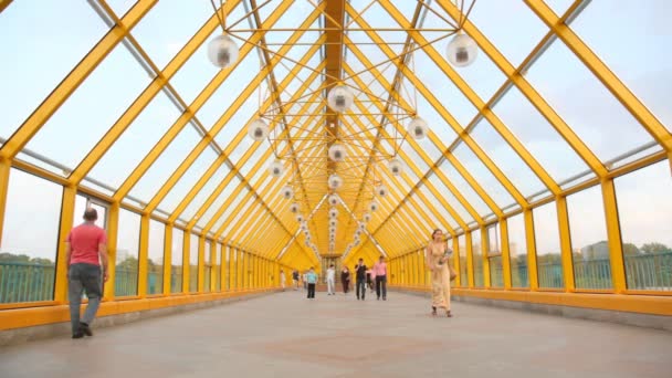 Mensen lopen op de andreevsky-brug — Stockvideo