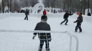 çocuklar açık havada buz şehirdeki futbol oynamak