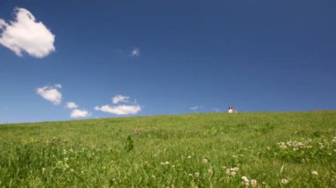 el ele tutuşarak çocuklu kadınla inerler hill