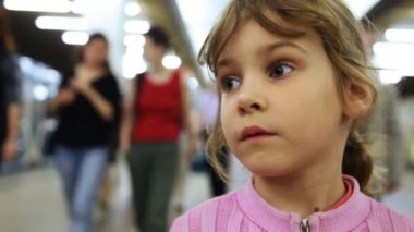 sevimli küçük kız metro içinde anlamına gelir.