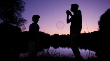 çocuk ve adam kadar sabun köpüğü üfleme Silhouettes