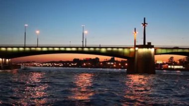 gece ışıkları st. petersburg ile aydınlatılmış liteyniy Köprüsü