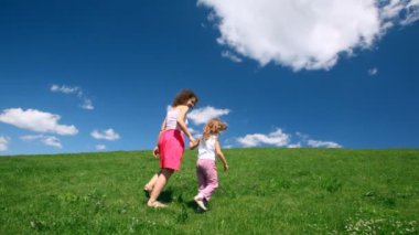 Hill rise kadın kızla tutan eller