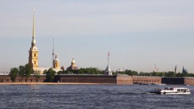 peter ve paul fortress St Petersburg neva Nehri'nde tekne yüzer