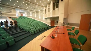 insanlar gelmek dışarı konferans salonu