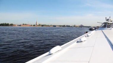 neva Nehri, uzak peter ve paul fortress ortasında deniz otobüsü gemi meteor standları