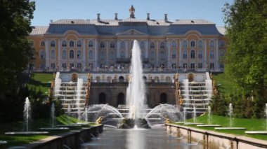 Royal petrodvorets ile ön çeşmeleri