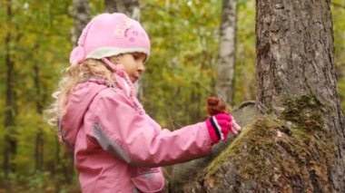 küçük kız bebek hakkında saplama ile oynuyor.