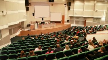 seyirci oturuyor konferans salonunda sunu sırasında