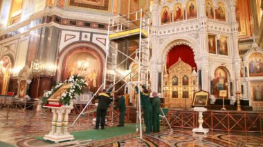 Workpeople mount scaffold in Christ the Savior Cathedral