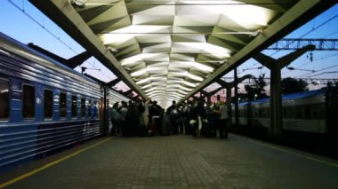 Moskova tren istasyonu platformu ile yolcu ve tren