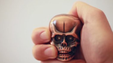 hafif el şeklini parlayan gözleri küçücük kafatası içinde döner