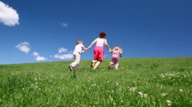 eller yükselişi tepe üzerinde tutarak çocuklu kadınla