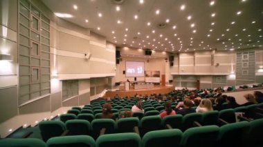 insanlar oturur üzerinde BGBM collection premiere oditoryum