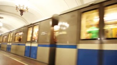 Tren metro istasyonu hareketli