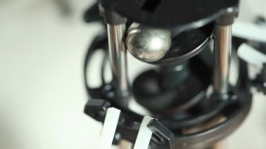 closeup demir topu Asansör ve damla mekanizması ile