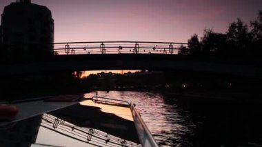 tekne, st. petersburg küçük köprü altında geceleri yüzüyor.