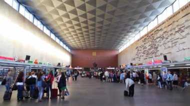 commuters tren istasyonu moskovskaya yürümek.