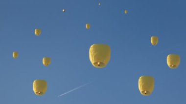 mavi gökyüzünde uçmak Çin lanternes içine yüksek