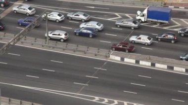 arabalar ve kırık aile arabası moscow City köprüsü üzerinde taşıma