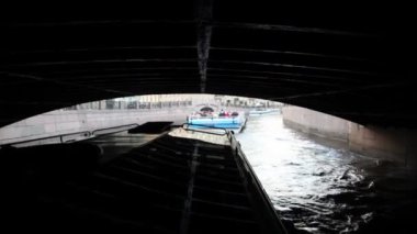 st. petersburg için geniş Köprüsü'nden kanal tarafından karanlık bir tekne yüzer