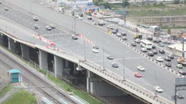 Demiryolu yük treni arabalar hareketli köprü altında