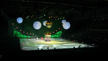 buz pateni gösterisi sırasında kar kraliçesi aktörler gerçekleştirmek