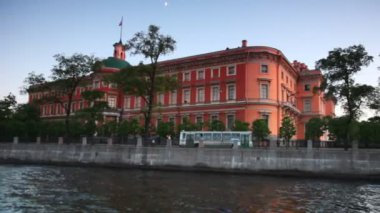 mikhailovsky Kalesi, saint petersburg yakınındaki kanal tarafından tekne yüzer