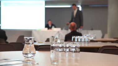 sürahi su ve çeşitli topsy-turvied gözlük