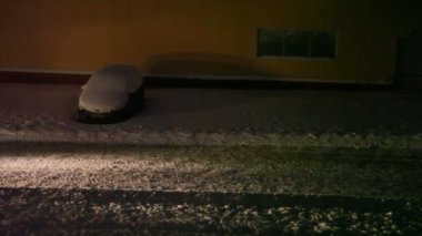 Traktör karda cadde temizler