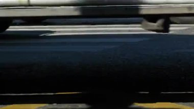 yol asfalt ağır Kamyon yoldan sonra üzerine ıslak olur.