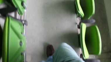 adam tarafından stadyum oturma sıraları geçiyor.