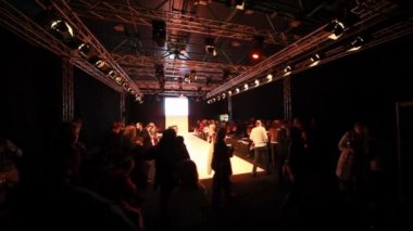 ziyaretçiler gelir uzağa sonra defile BGBM collection premiere İstanbul Fuar Merkezi