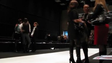 işçiler sahne Rus moda hafta sonra sökünüz.